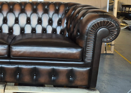 After: armleuning kleurherstel van antiek bruine leren bank