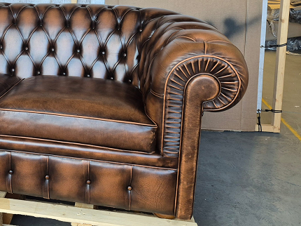 Before: verkleurde armleuning van antiek bruine leren bank