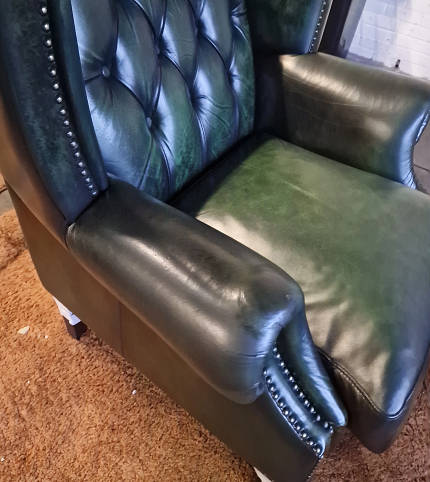 After: antiek groen leer hersteld