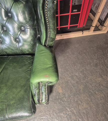 Before: detail antiek groen leer