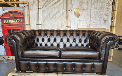 After: gerestaureerde antiek bruine Chesterfield bank