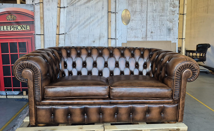 Before: antiek bruine Chesterfield bank met gebruikssporen